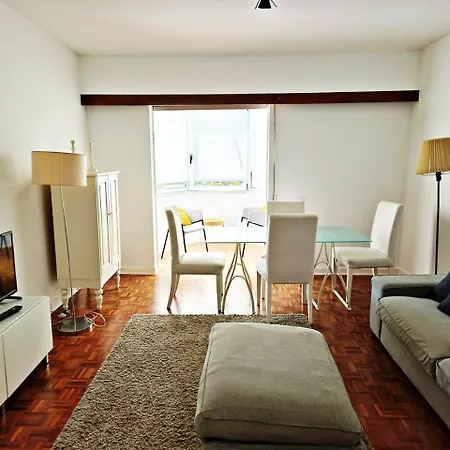 Апартаменты Carcavelos, Cozy 3 Bedroom In Cascais Каркавелуш